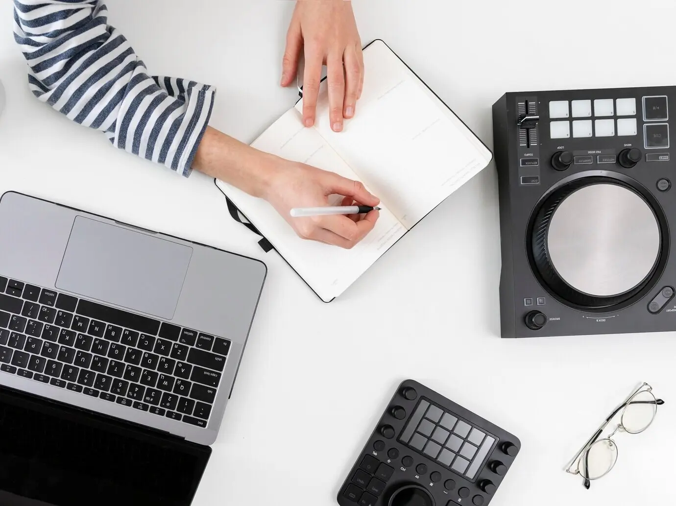 Primer plano de una mujer con un portátil trabajando desde casa.