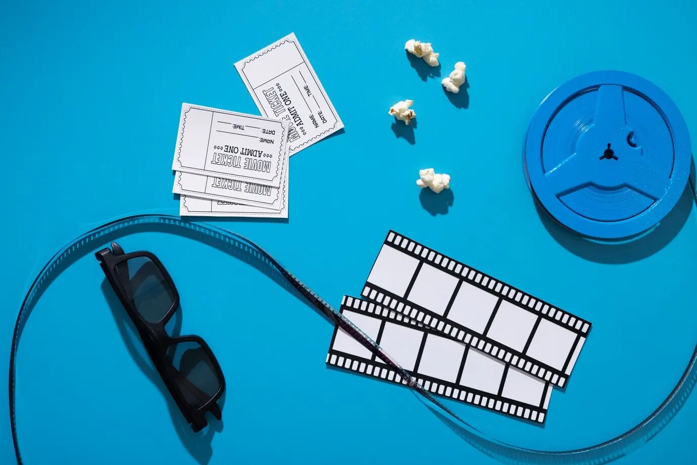 Vista superior de gafas 3D y entradas