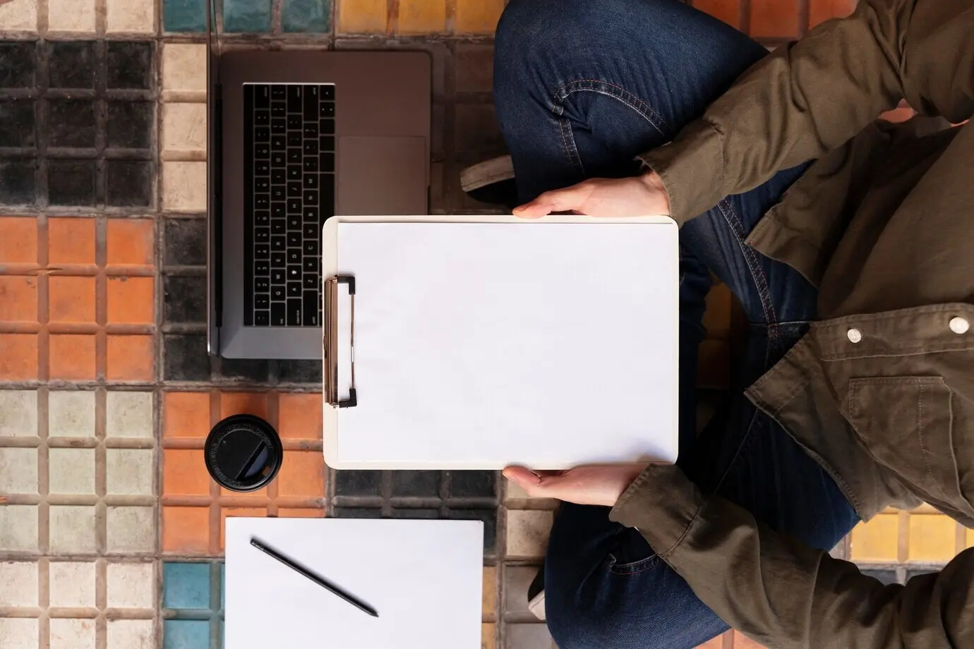 Vista superior de un hombre trabajando en el suelo.